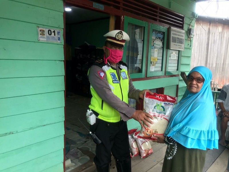 Polantas Balikpapan Bagikan Beras untuk Warga