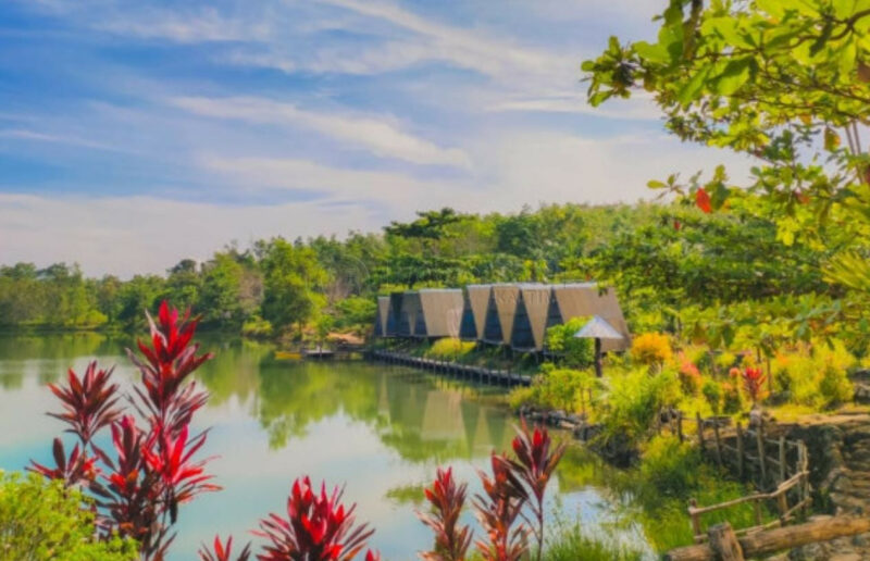 Ayo Nikmati Panorama di Danau Kumbara sambil Memberi Makan Ikan