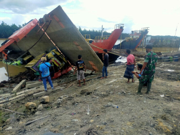 Kapal LCT Bermuatan Truk Sawit Terbalik, 5 Kendaraan Ikut Tenggelam