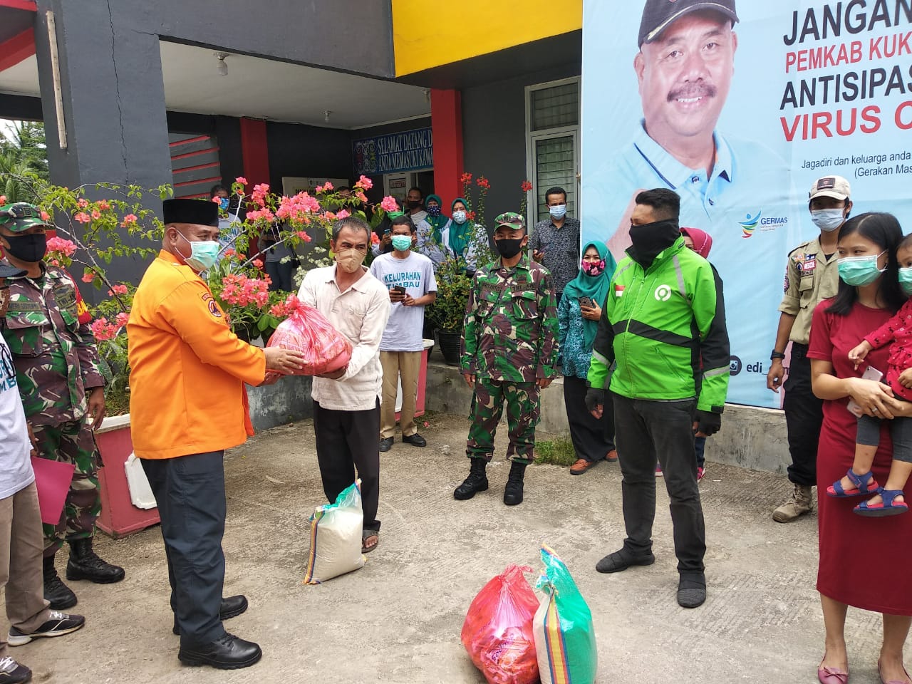 Pemda Kukar Bagikan Paket Sembako Senilai Rp 300 Ribu ke Masyarakat Terdampak COVID-19