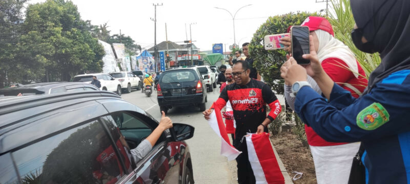 Wabup Kasmidi Pimpin Pembagian 1.500 Bendera Merah Putih kepada Pengguna Jalan