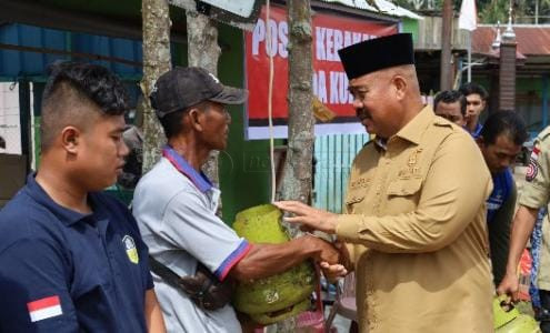 Bupati Kukar Edi Damansyah Serahkan Bantuan Kepada Korban Kebakaran di Loa Kulu