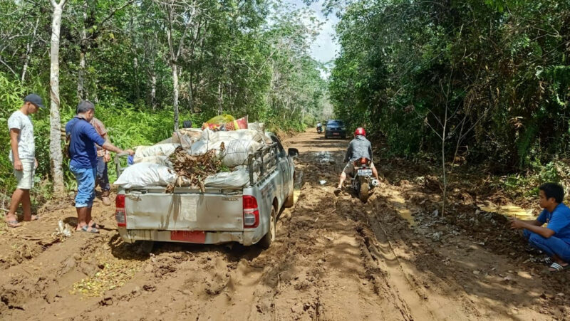 Jalan TPA Belaw Rusak Berat, Armada Sampah Terjebak Kubangan Lumpur