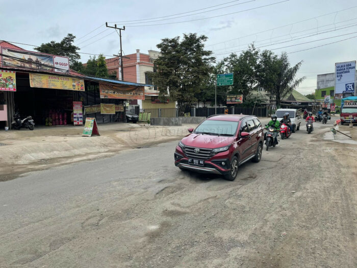 Jalan di Simpangan Sempaja Samarinda Rusak dan Berlubang