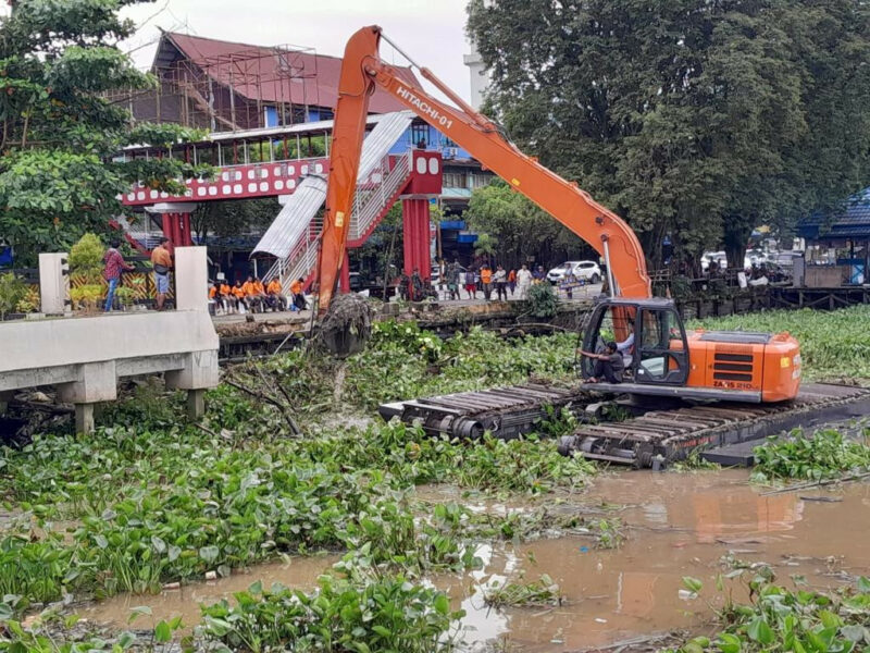 Kodim 0901/Samarinda Bersihkan Sungai Mahakam