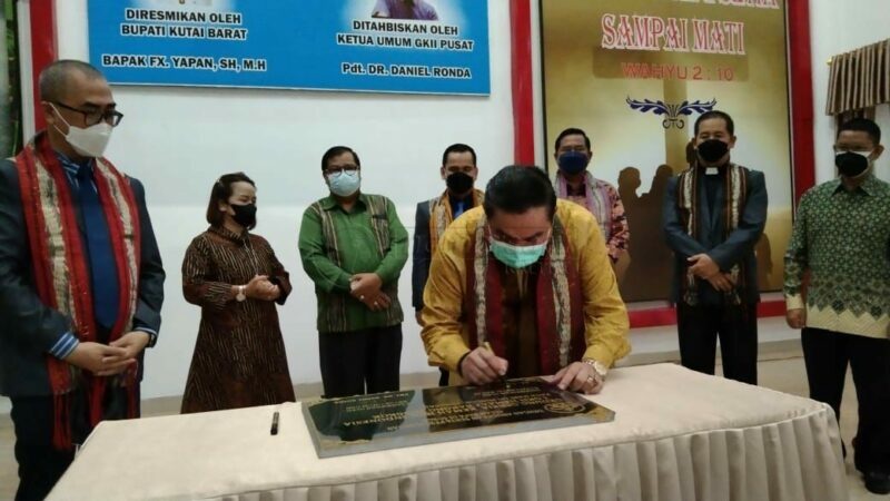 Bupati FX Yapan Resmikan Gedung GKII Barong Tongkok