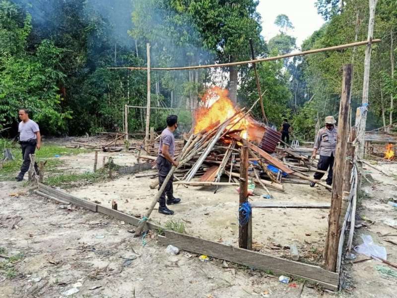 Gelanggang Sabung Ayam Dibakar