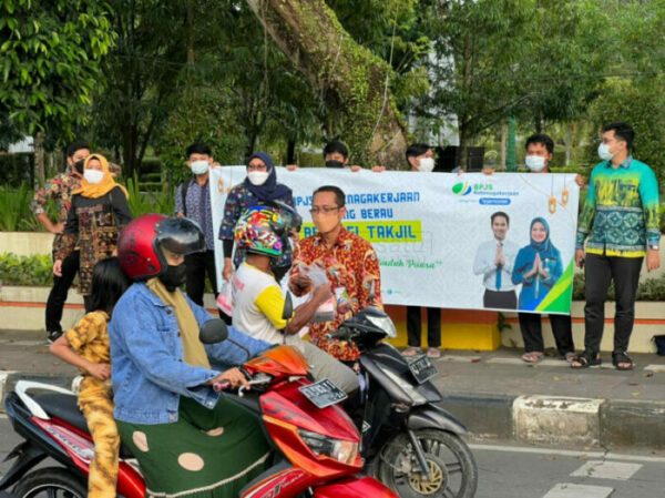 BPJAMSOSTEK Berau Berbagi Takjil ke Pengguna Jalan