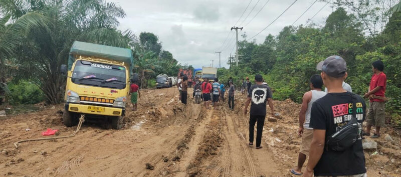 Hujan Mengguyur, Jalan Poros Kukar-Kubar Jadi Bubur (Lagi)