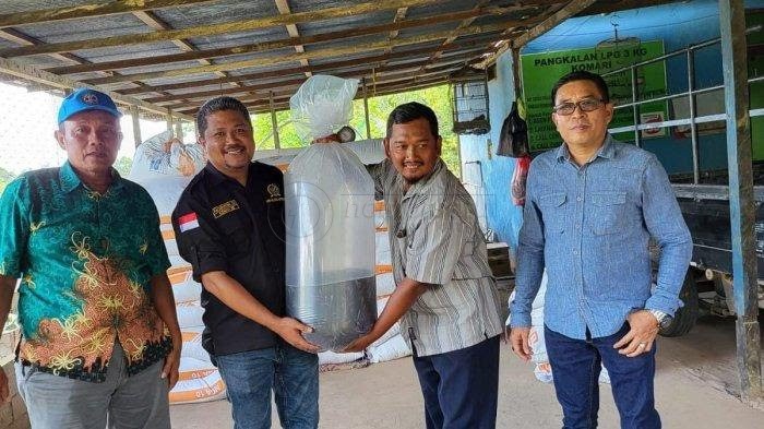 DPRD Kukar Salurkan Bantuan Pakan dan Bibit Ikan Lele di Samboja