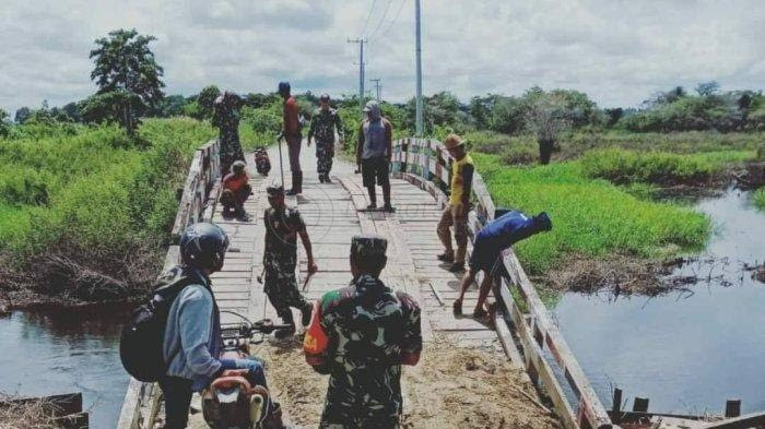 Alami Kerusakan, Komisi II DPRD Kukar Sidak Jembatan Kayu Batu Seberang di Muara Muntai