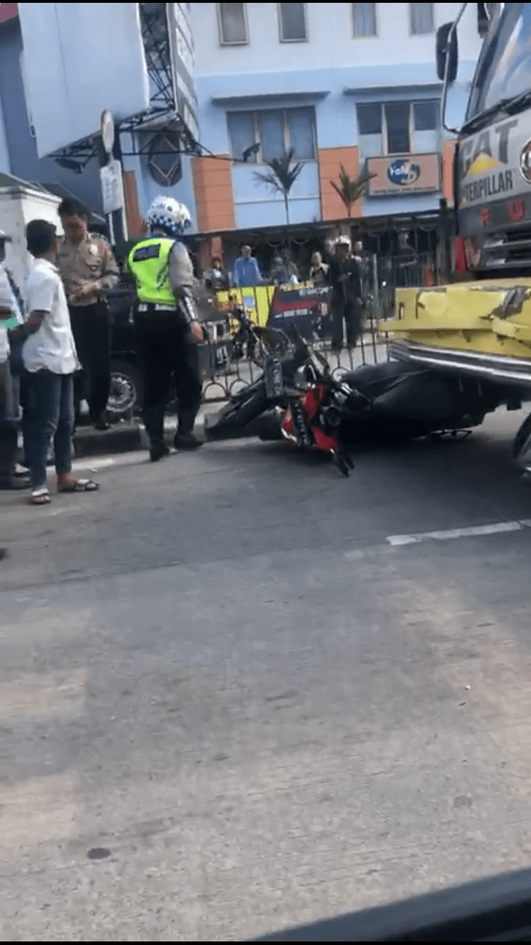 Truk Muatan Rumput Laut Hantam Tiga Pengendara