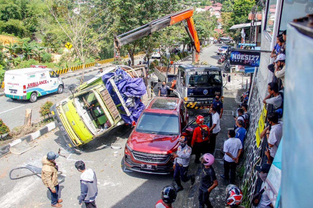 Truk Beras Hajar Mobil di Balikpapan