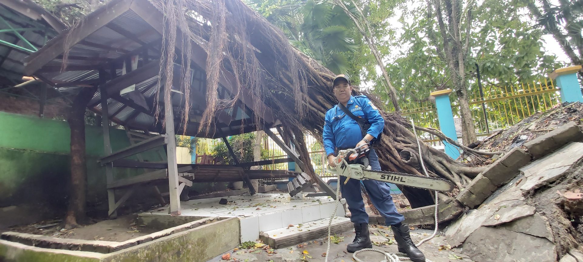 Beringin Tumbang Menimpa Gazebo SD 001