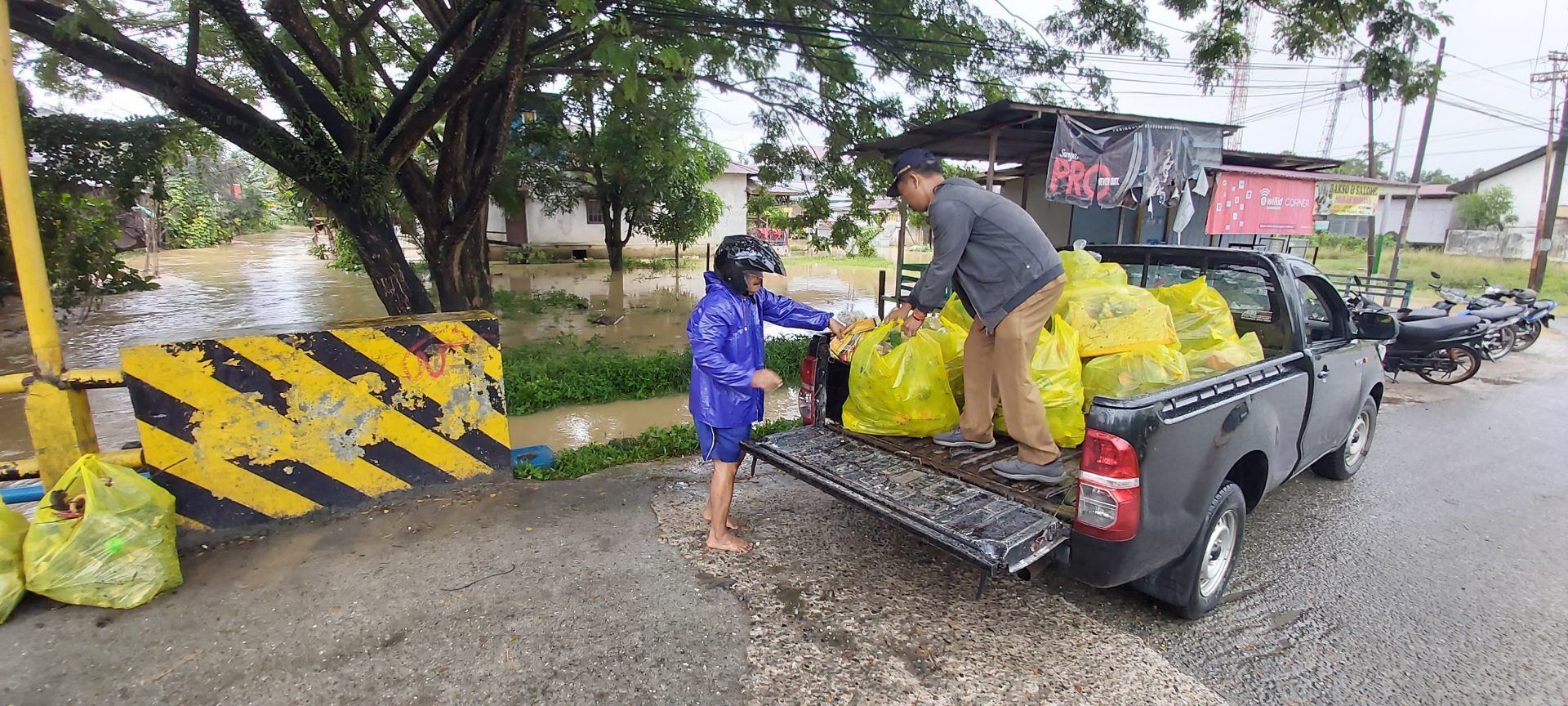 Diguyur Hujan, Drainase Jalan Beller Tersumbat