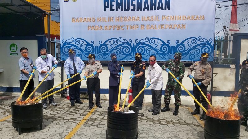 DJBC Balikpapan Bakar Barang Ilegal; Mulai Rokok, Minuman Alkohol hingga Sex Toys