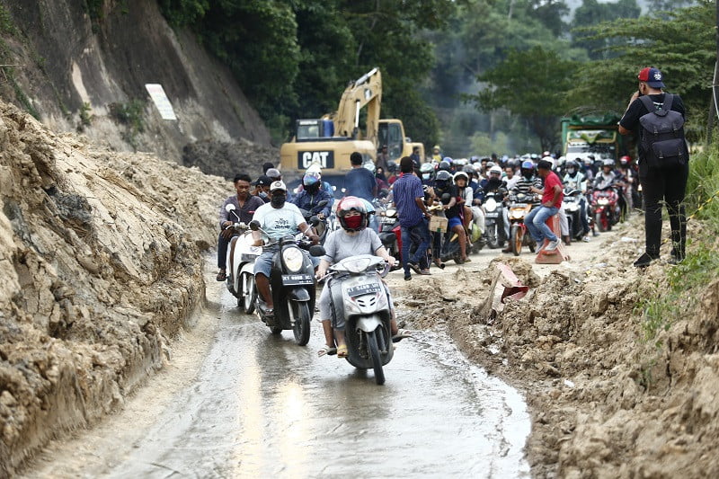 Bikin Macet, Longsor di Jalan Trikora Belum Ada Perbaikan