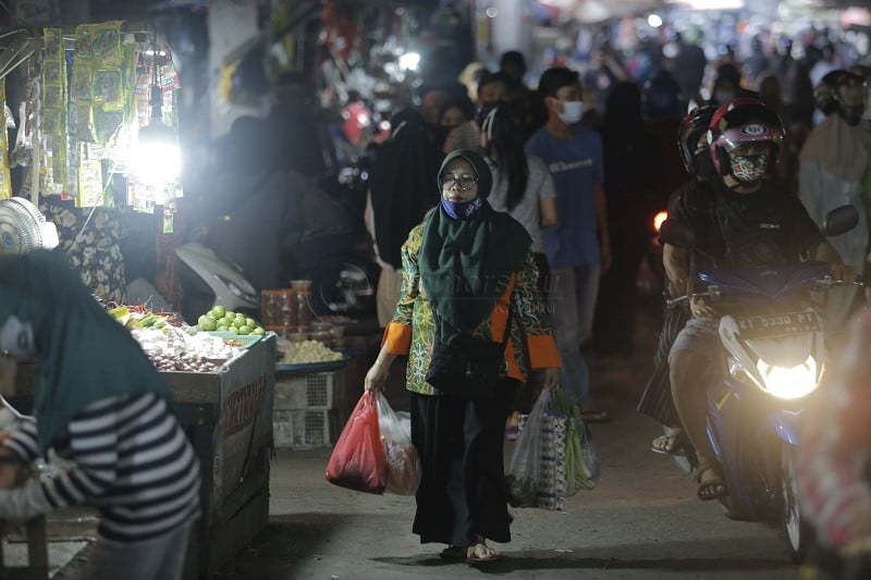 Tak Semua Tutup, Ada Pedagang yang Memilih Tetap Berjualan