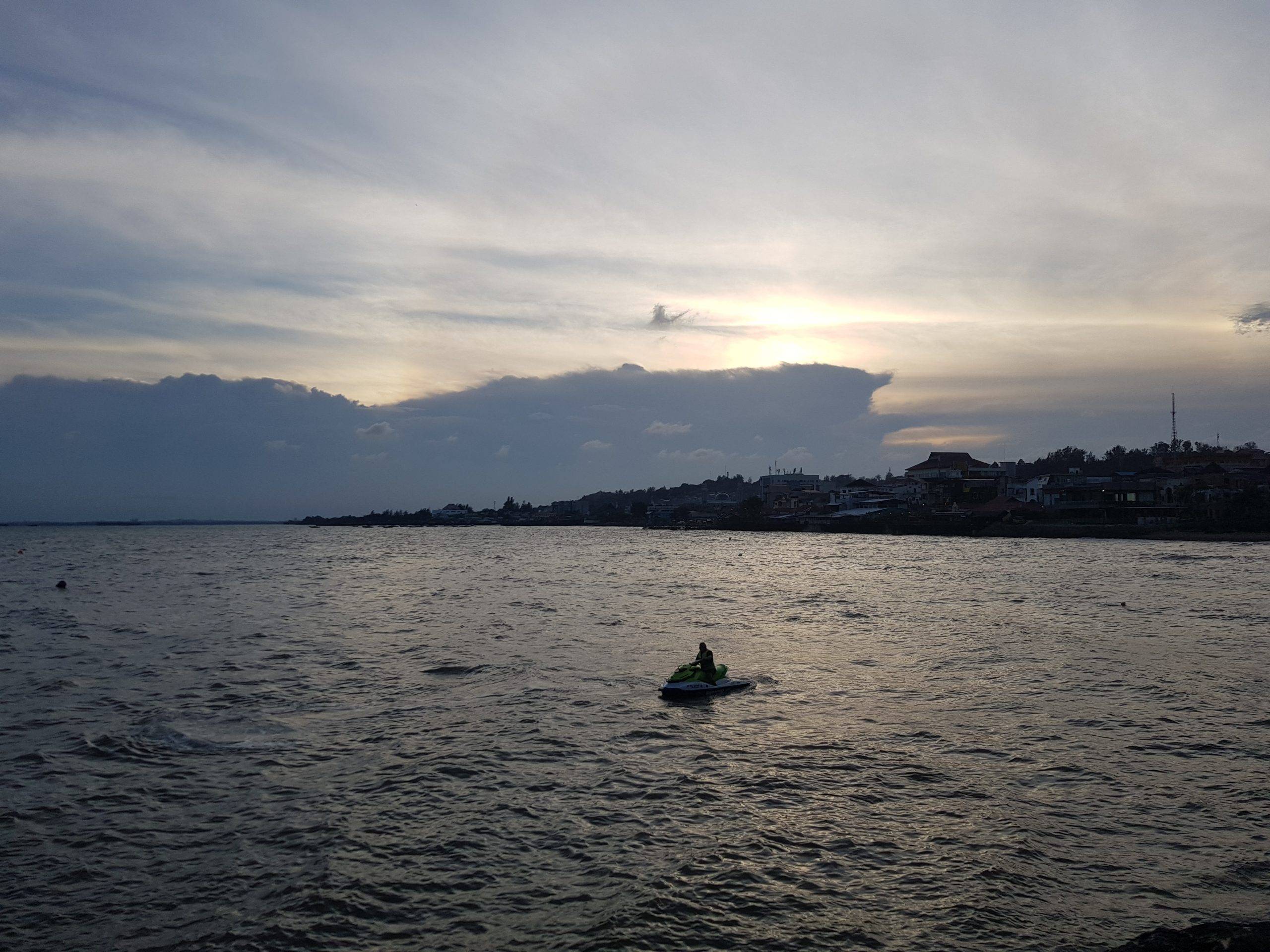 Menikmati Senja di Belakang Plaza Balikpapan dengan Jet Ski