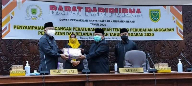 Tunda Dua Proyek Besar