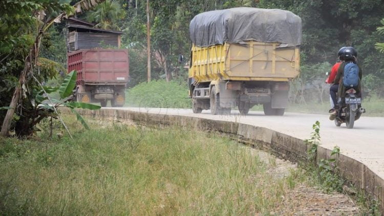 Bupati Kubar Berang, Jalan Rusak Akibat Dilintasi Truk Sawit