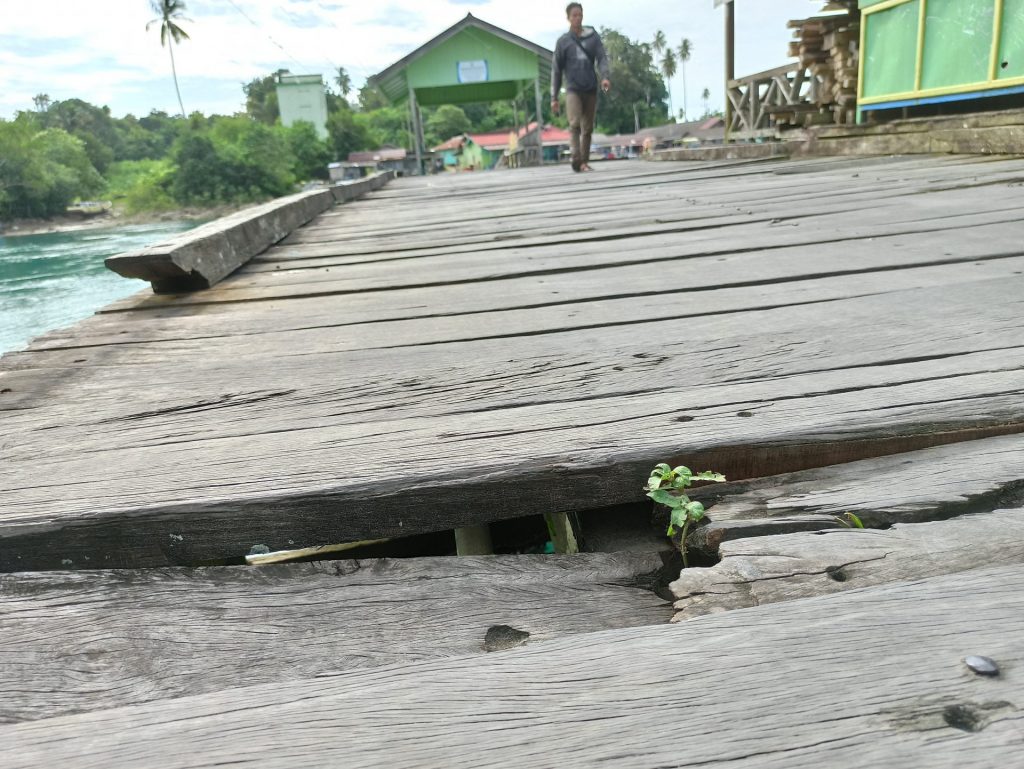 Wisatawan Cemas Lewat Jembatan Labuan