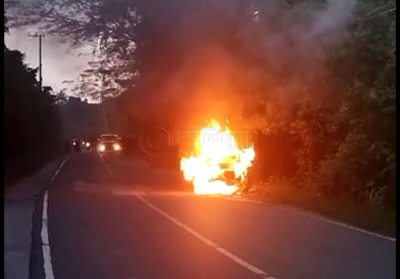 Mobil Xenia Putih Terbakar di Jalan Poros Tenggarong-Kota Bangun