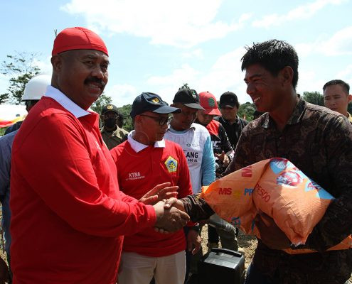 Bupati Kukar Serahkan 50 Ribu Bibit Ikan di Tenggarong Seberang