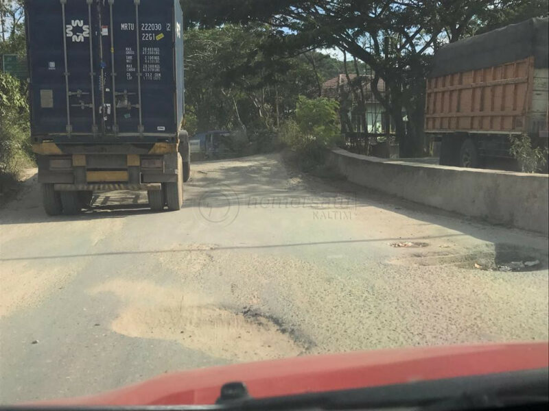 Jalan Teratai Rusak Menahun Siapa yang “Punya”?