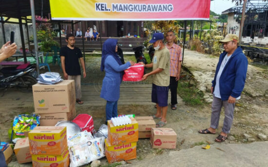 Dinsos Kukar Serahkan Bantuan untuk Korban Kebakaran Mangkurawang