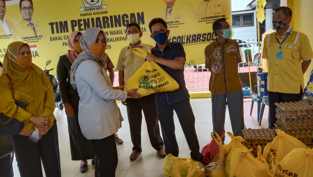 Kader Beringin Bagi Bantuan ke Simpatisan