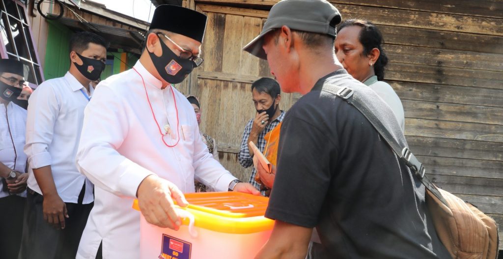 Gubernur Serahkan Bantuan