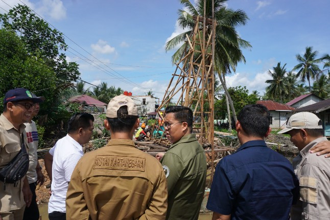 Tinjau Progres Pembangunan Jembatan Salok Api, Rendi: Tolong Dipercepat Ya…