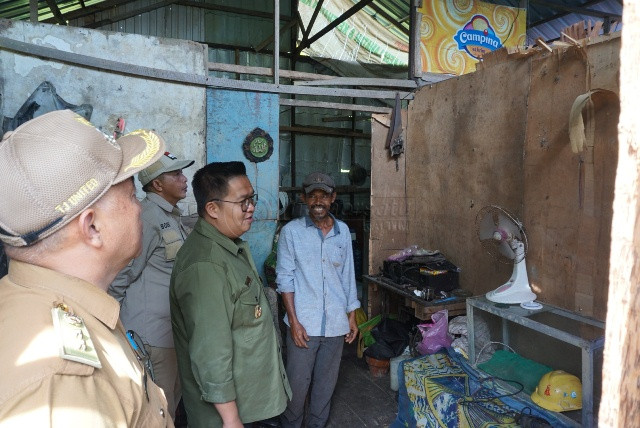 Tepati Janji Pilkada, Rendi Rehabilitasi Rumah Tak Layak Huni di Kelurahan Amborawang Laut