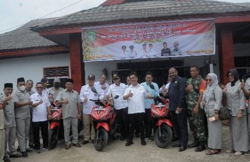 Pemkab Kukar Serahkan 19 Motor untuk RT di Desa Loa Duri Ulu