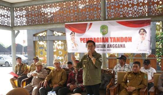 Pemkab Kukar Bagikan 722 Unit Tandon di Muara Jawa dan Anggana