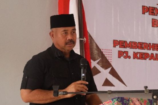 Bupati Edi Serahkan SK Pemberhentian Kepala Desa Sebulu Ilir