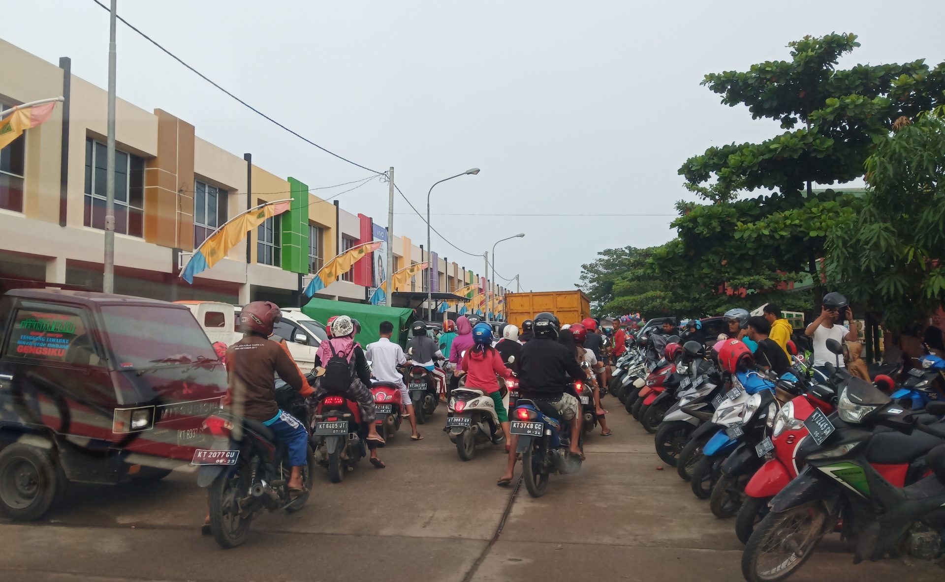 Parkir Pasar Sanggam Semrawut