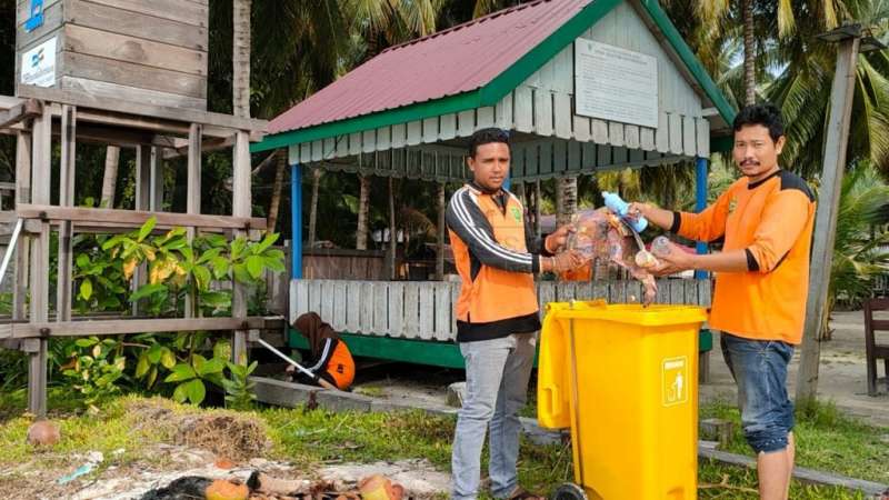 Sampah Plastik Rusak Pantai Kaniungan