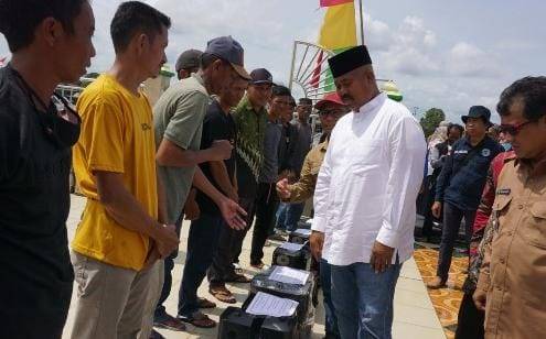 Bupati Kukar Serahkan Bantuan Usaha Perikanan di Kecamatan Muara Muntai