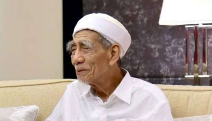 Gus Yasin Kenang saat Antar Mbah Moen Berhaji