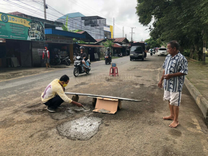 Khawatir Membahayakan, Para Tukang Ojek di Tenggarong Sumbangan Tambal Jalan