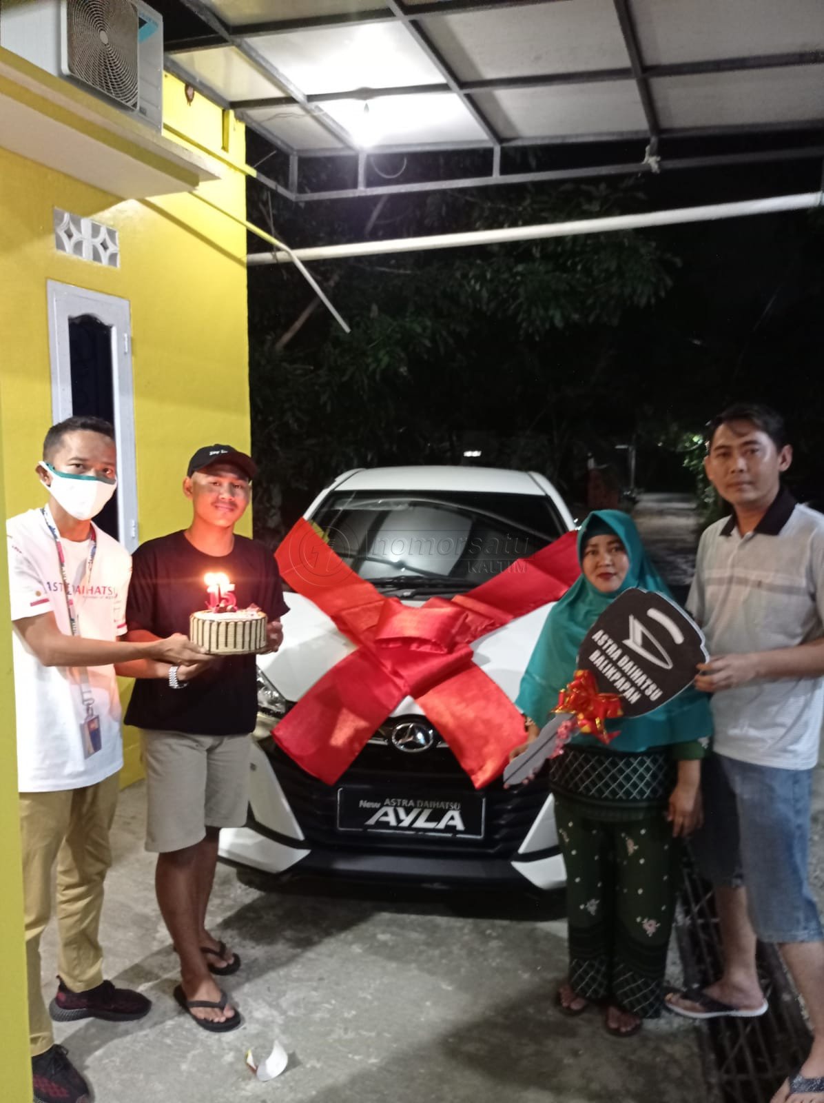 Pelayanan Terbaik, Sales Astra Daihatsu Juga Beri Surprise Untuk Pelanggan