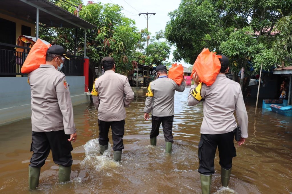 Tak Ada Kata Lelah, Polisi Terus Salurkan Bantuan ke Korban Banjir Samarinda