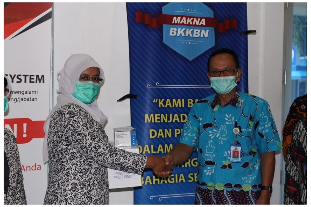 BKKBN Kaltim Serahkan 800 Masker dan 1.500 Sarung Tangan ke IBI Kaltim