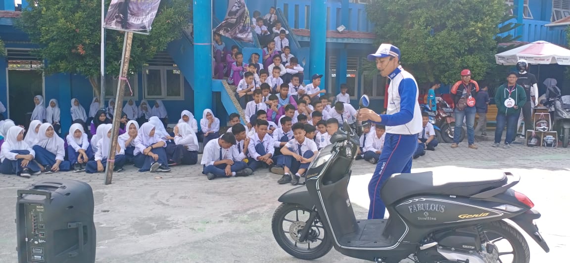 Pelajar Antusias Ikuti Safety Riding Astra Motor