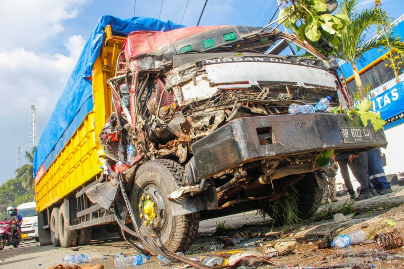 Kecelakaan di Balikpapan, Hantam Pikap, Sopir Truk Luka Parah