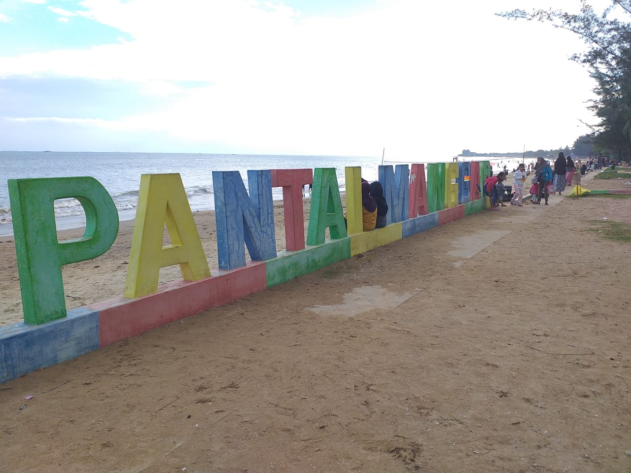 Pantai Manggar Masih Jadi Idola