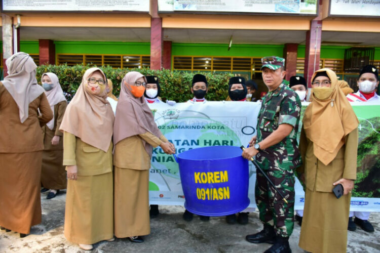 Danrem 091/ASN Brigjen TNI Dendi Suryadi Jadi Irup Upacara Bendera di SDN 002