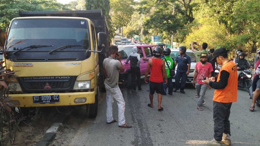 As Roda Patah, Truk Termundur Hantam Mobil dan Motor